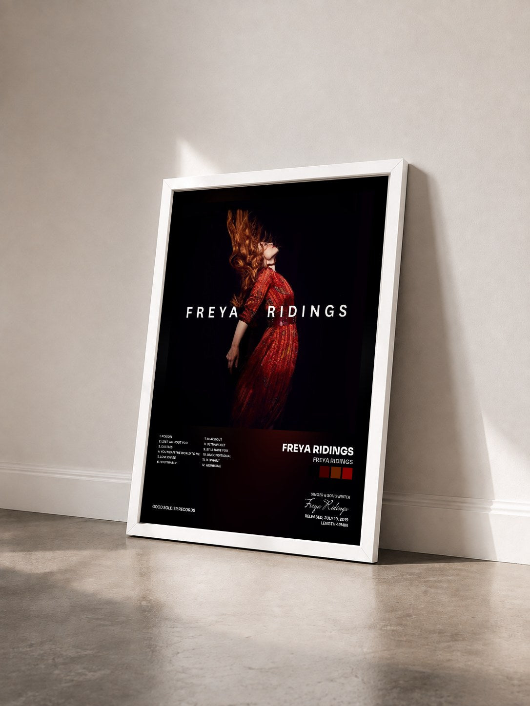 #blanc Tableau de l'album Freya Ridings de Freya Ridings vu de trois quarts, cadre blanc