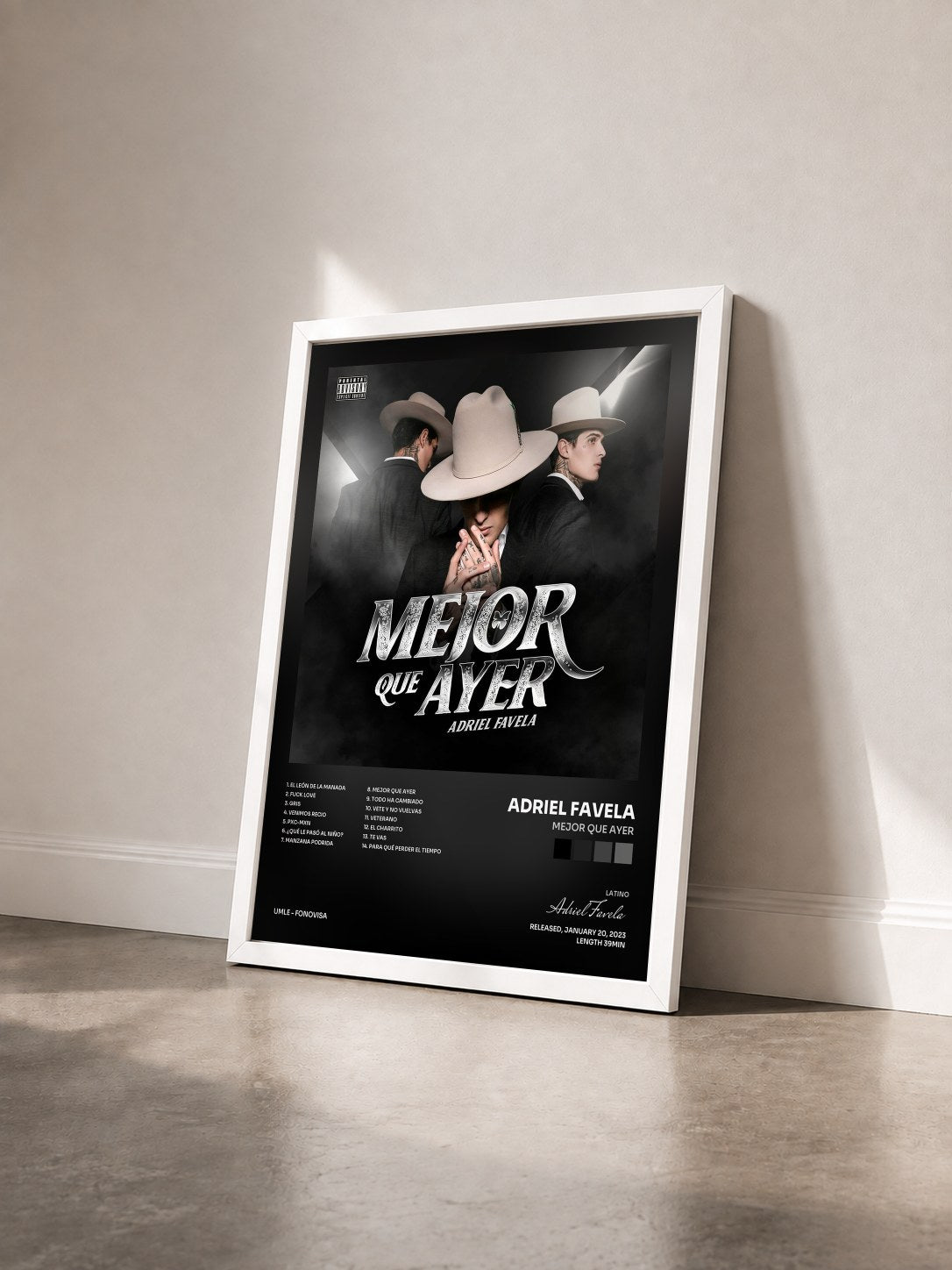 #blanc Tableau de l'album Mejor Que Ayer de Adriel Favela vu de trois quarts, cadre blanc