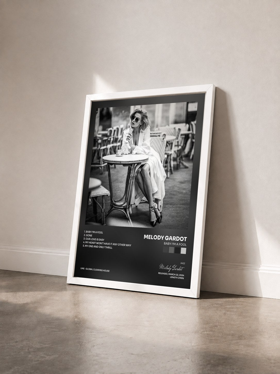 #blanc Tableau de l'album Baby I’m A Fool de Melody Gardot vu de trois quarts, cadre blanc