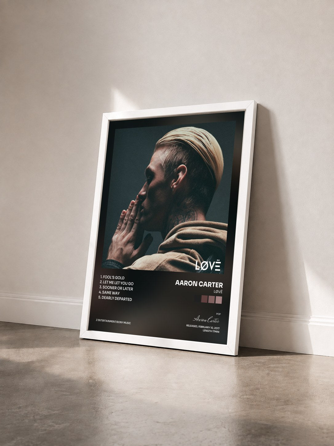 #blanc Tableau de l'album LøVë de Aaron Carter vu de trois quarts, cadre blanc