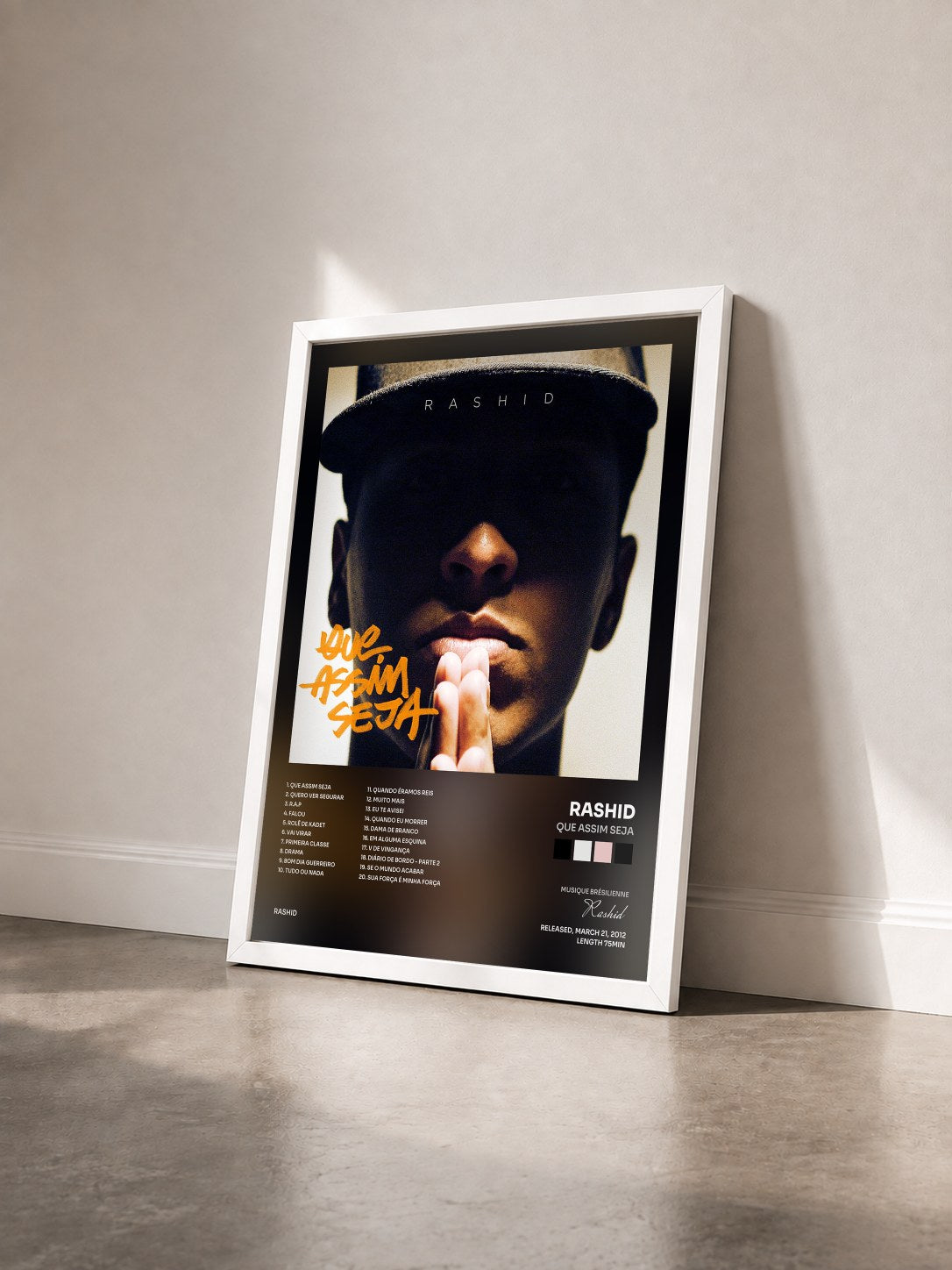 #blanc Tableau de l'album Que Assim Seja de Rashid vu de trois quarts, cadre blanc