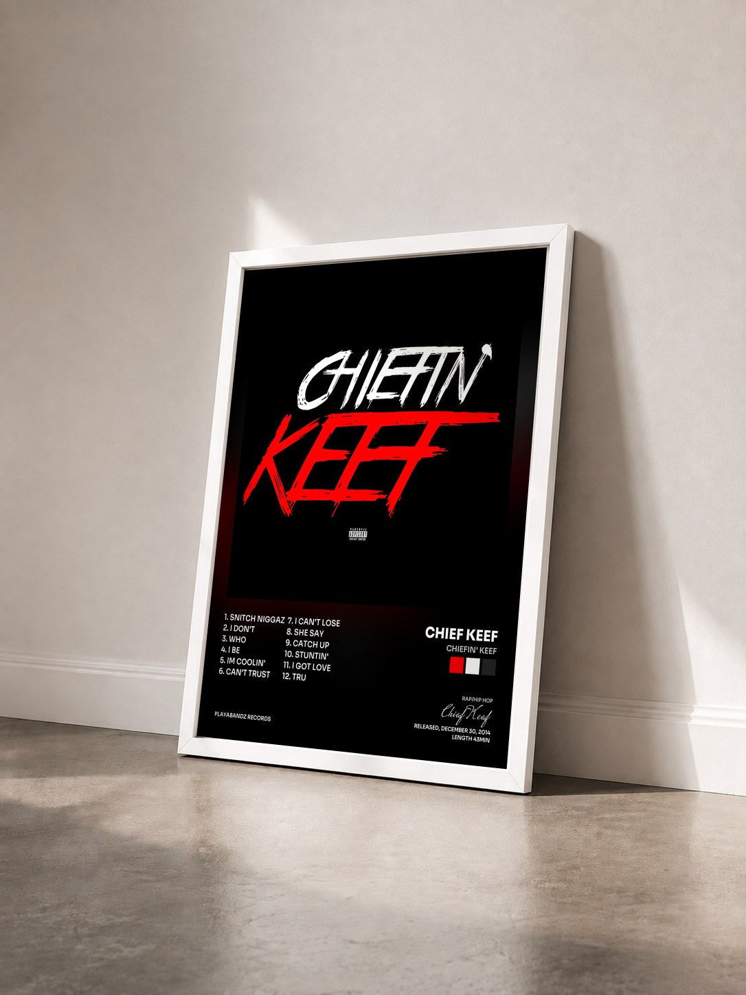 #blanc Tableau de l'album Chiefin' Keef de Chief Keef vu de trois quarts, cadre blanc