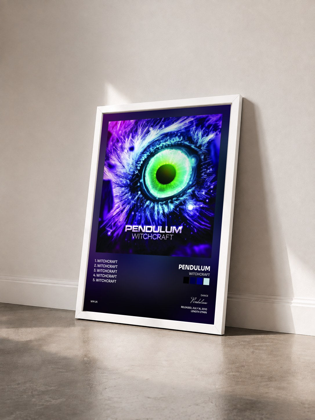 #blanc Tableau de l'album Witchcraft de Pendulum vu de trois quarts, cadre blanc