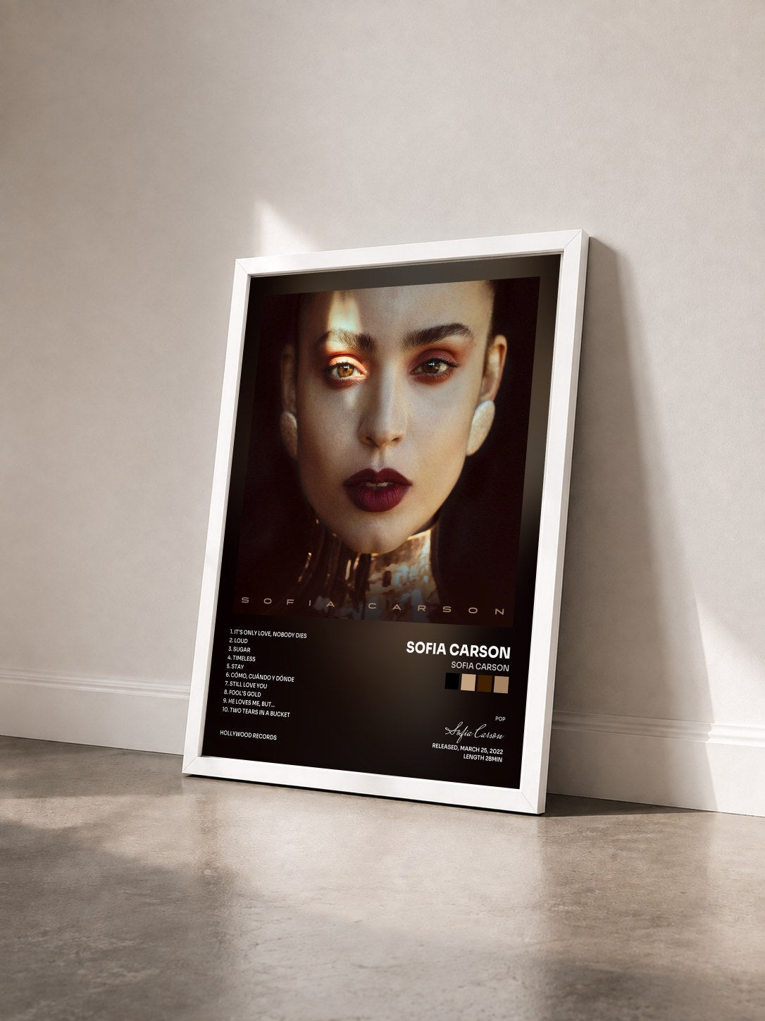 #blanc Tableau de l'album Sofia Carson de Sofia Carson vu de trois quarts, cadre blanc