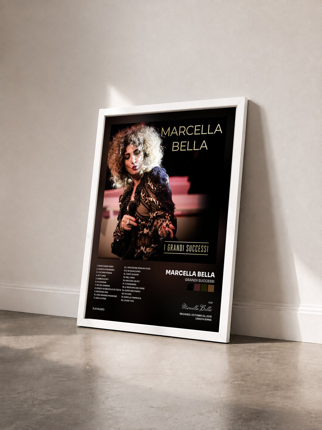 #blanc Tableau de l'album Grandi successi de Marcella Bella vu de trois quarts, cadre blanc