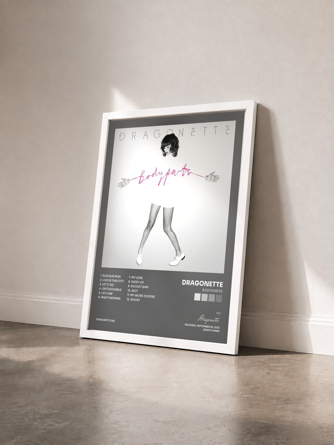#blanc Tableau de l'album Bodyparts de Dragonette vu de trois quarts, cadre blanc