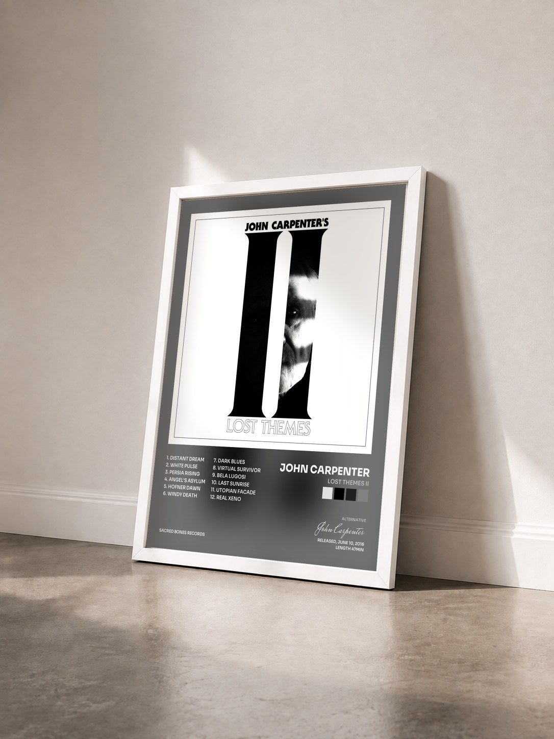 #blanc Tableau de l'album Lost Themes II de John Carpenter vu de trois quarts, cadre blanc