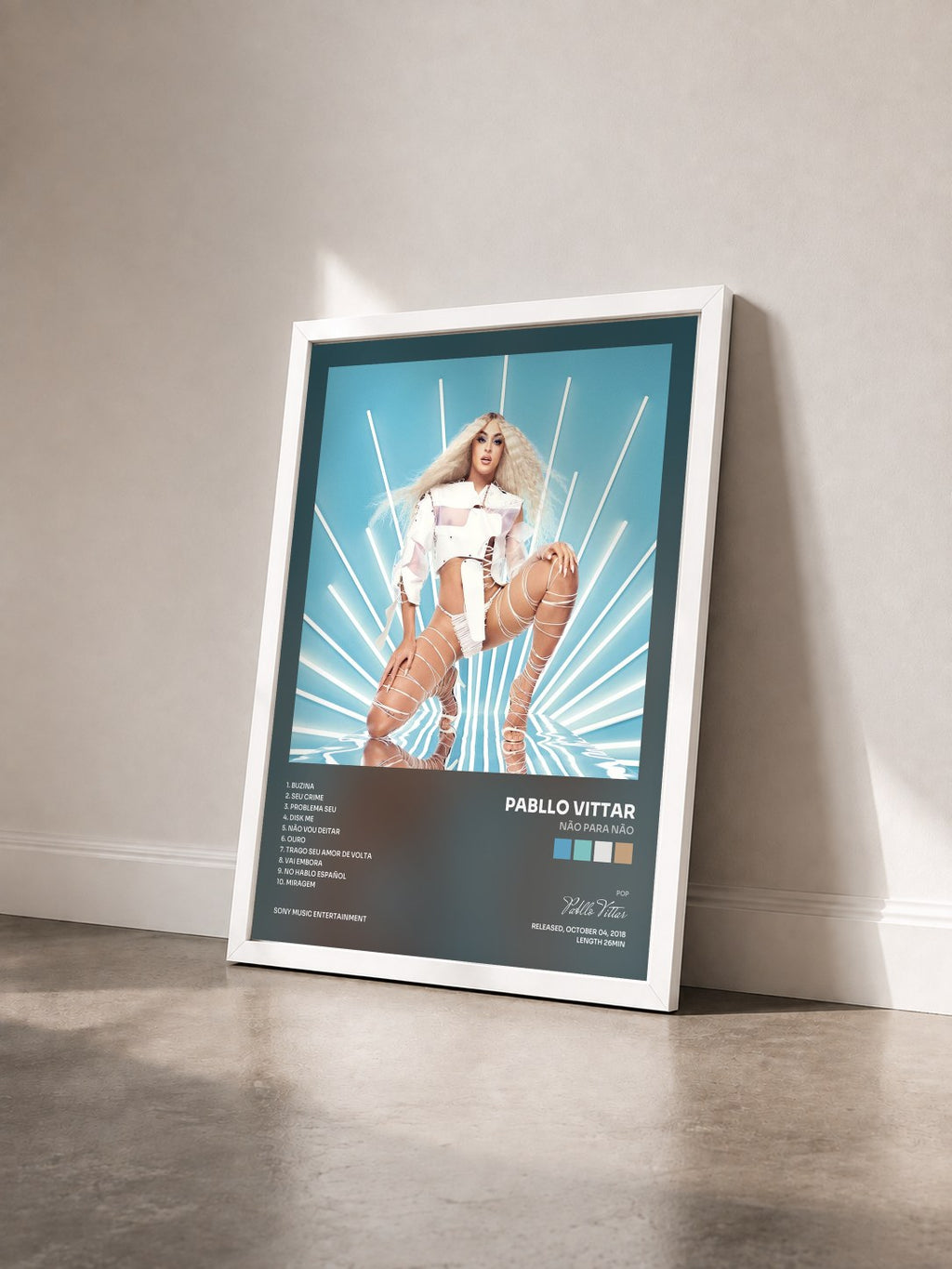 #blanc Tableau de l'album Não Para Não de Pabllo Vittar vu de trois quarts, cadre blanc