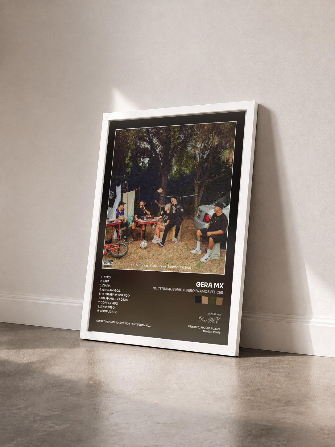 #blanc Tableau de l'album No Teníamos Nada, Pero Éramos Felices de Gera MX vu de trois quarts, cadre blanc