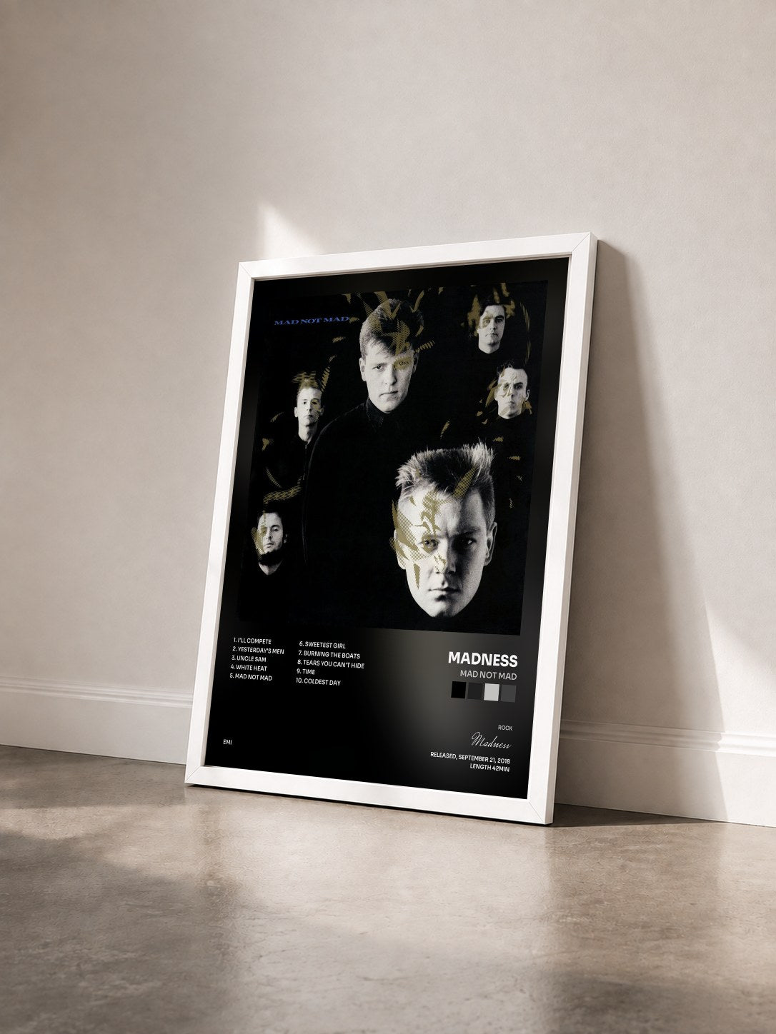 #blanc Tableau de l'album Mad Not Mad de Madness vu de trois quarts, cadre blanc