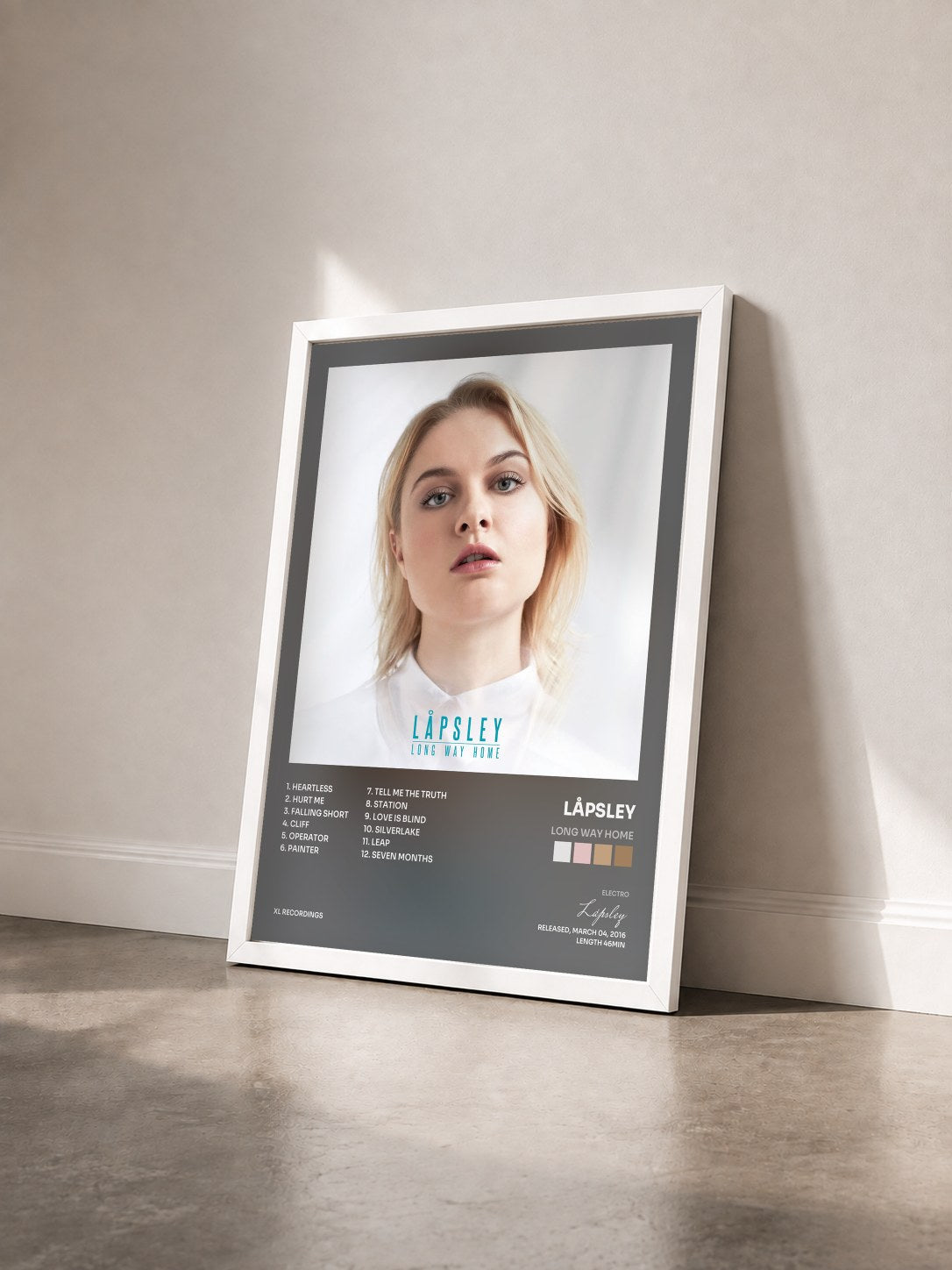 #blanc Tableau de l'album Long Way Home de Låpsley vu de trois quarts, cadre blanc