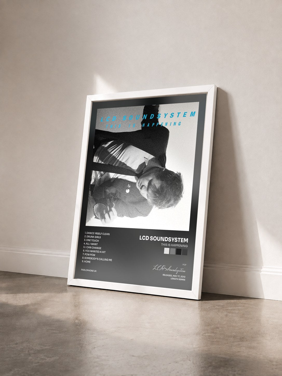 #blanc Tableau de l'album This Is Happening de LCD Soundsystem vu de trois quarts, cadre blanc