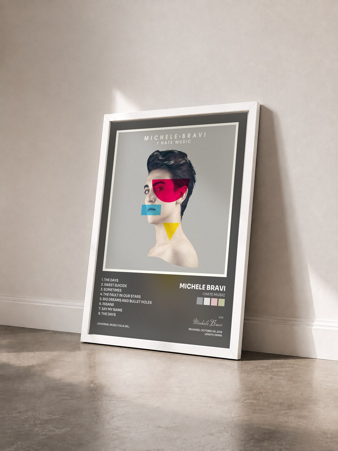 #blanc Tableau de l'album I Hate Music de Michele Bravi vu de trois quarts, cadre blanc