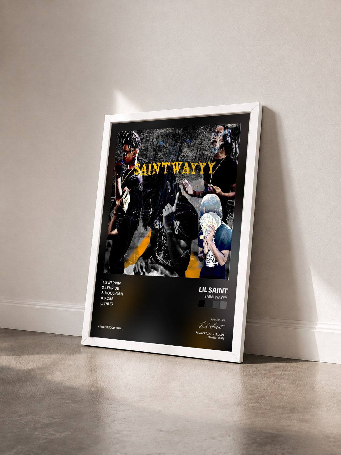 #blanc Tableau de l'album SAINTWAYYY de Lil Saint vu de trois quarts, cadre blanc