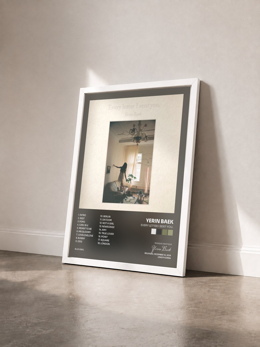 #blanc Tableau de l'album Every letter I sent you. de Yerin Baek vu de trois quarts, cadre blanc