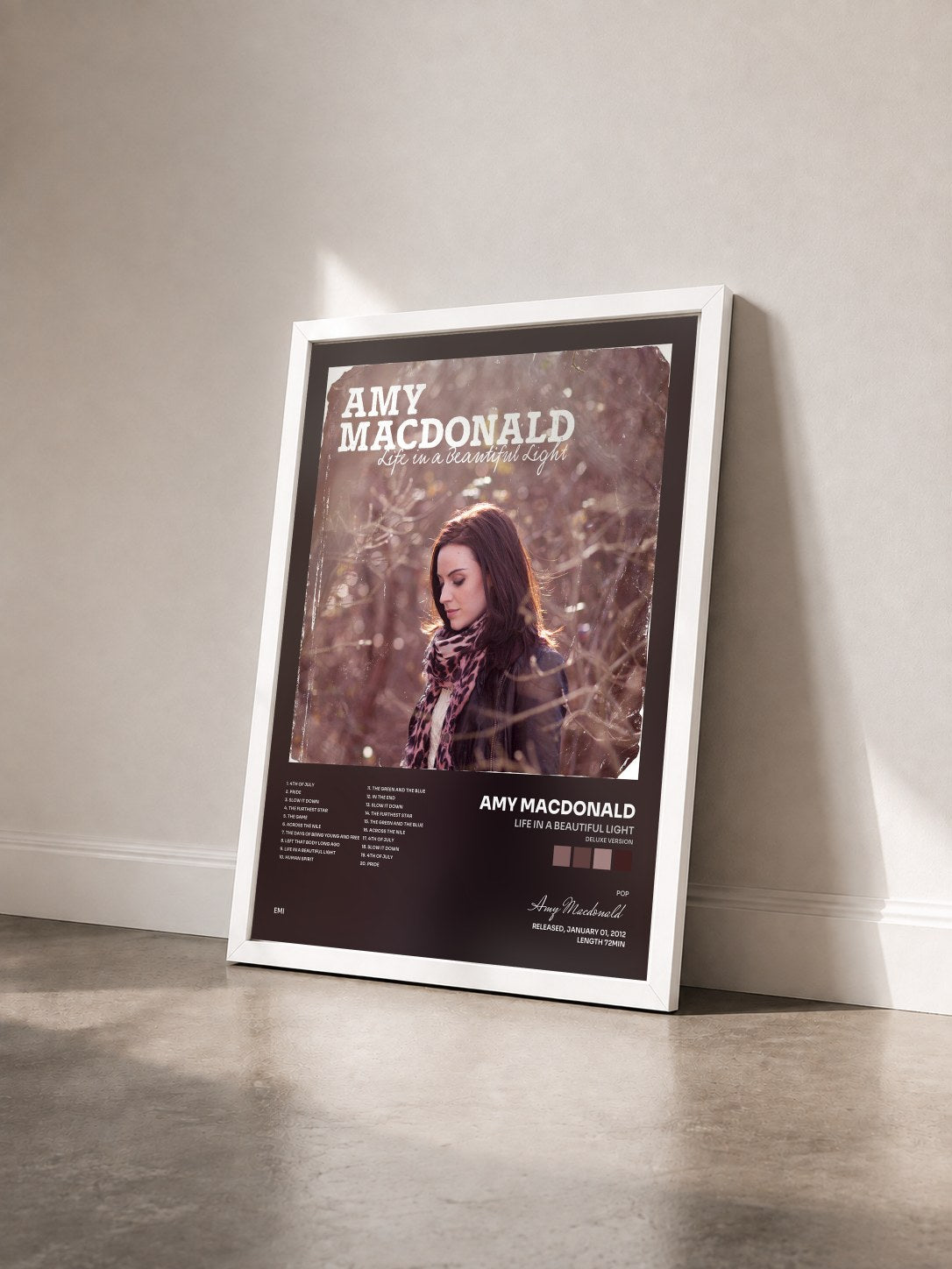 #blanc Tableau de l'album Life In A Beautiful Light (Deluxe Version) de Amy Macdonald vu de trois quarts, cadre blanc