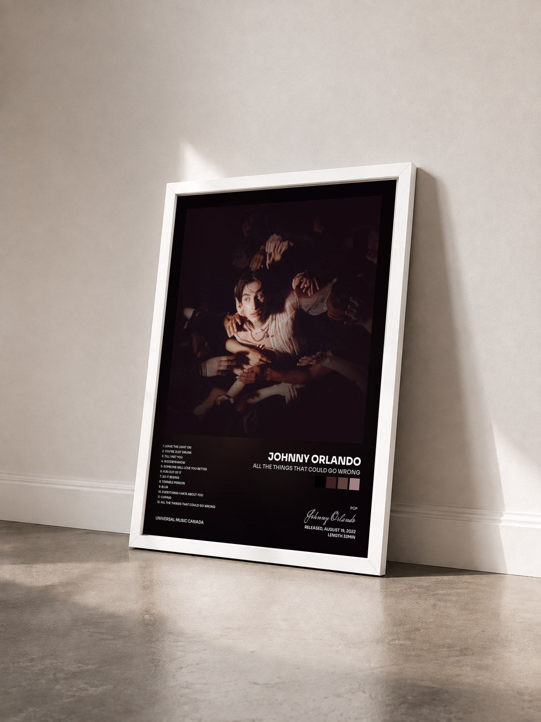 #blanc Tableau de l'album all the things that could go wrong de Johnny Orlando vu de trois quarts, cadre blanc