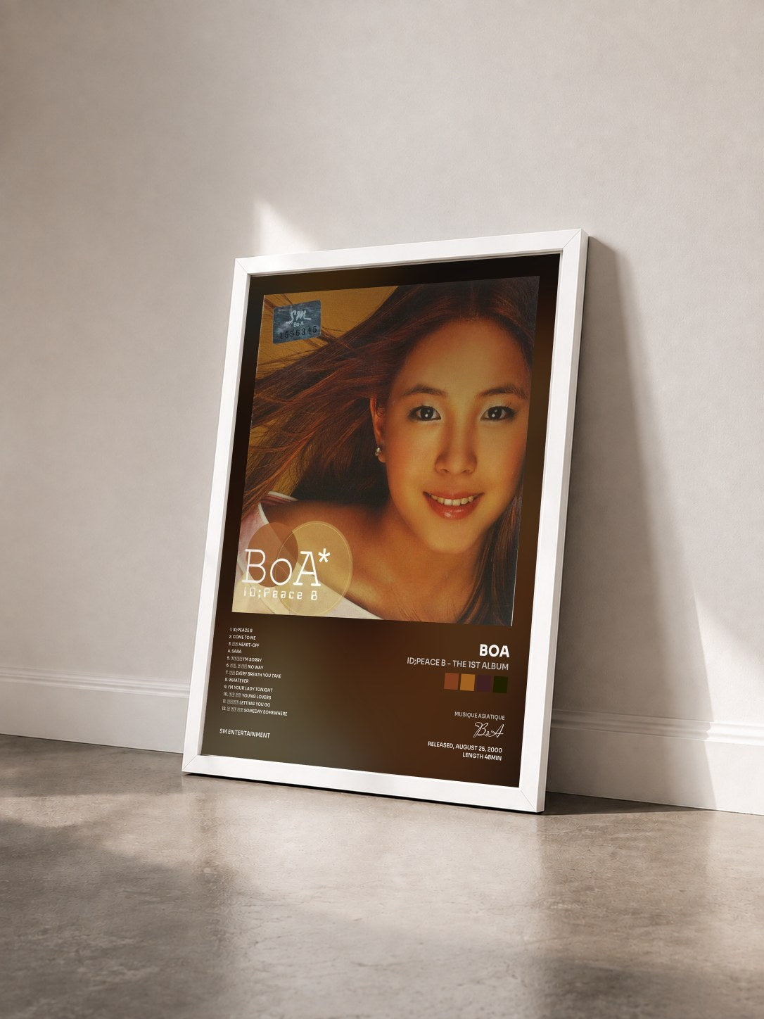 #blanc Tableau de l'album ID;Peace B - The 1st Album de BoA vu de trois quarts, cadre blanc