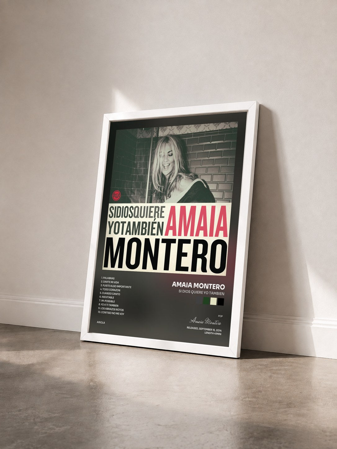 #blanc Tableau de l'album Si Dios Quiere Yo Tambien de Amaia Montero vu de trois quarts, cadre blanc
