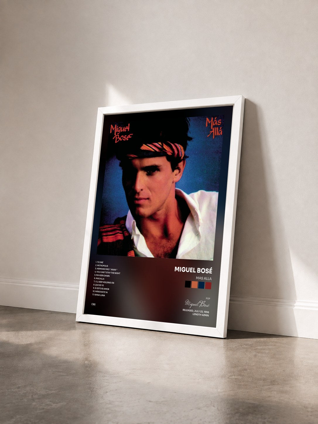 #blanc Tableau de l'album Mas Alla de Miguel Bosé vu de trois quarts, cadre blanc