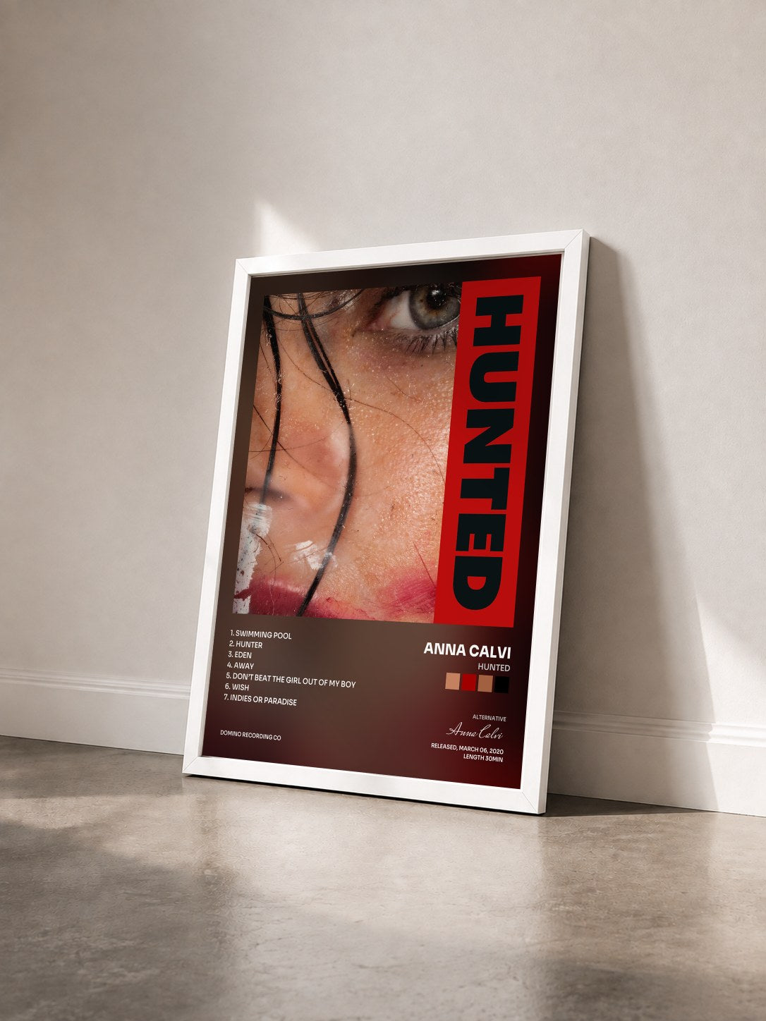 #blanc Tableau de l'album Hunted de Anna Calvi vu de trois quarts, cadre blanc
