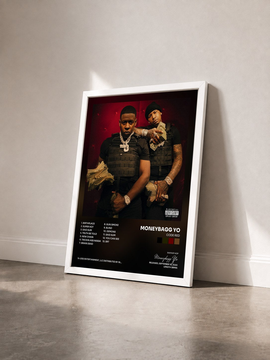 #blanc Tableau de l'album Code Red de Moneybagg Yo vu de trois quarts, cadre blanc
