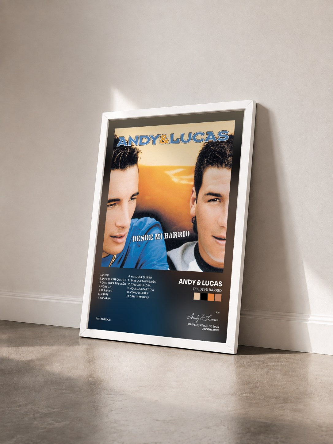 #blanc Tableau de l'album Desde mi barrio de Andy & Lucas vu de trois quarts, cadre blanc