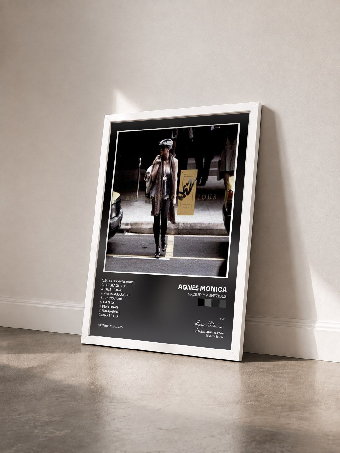 #blanc Tableau de l'album Sacredly Agnezious de Agnes Monica vu de trois quarts, cadre blanc
