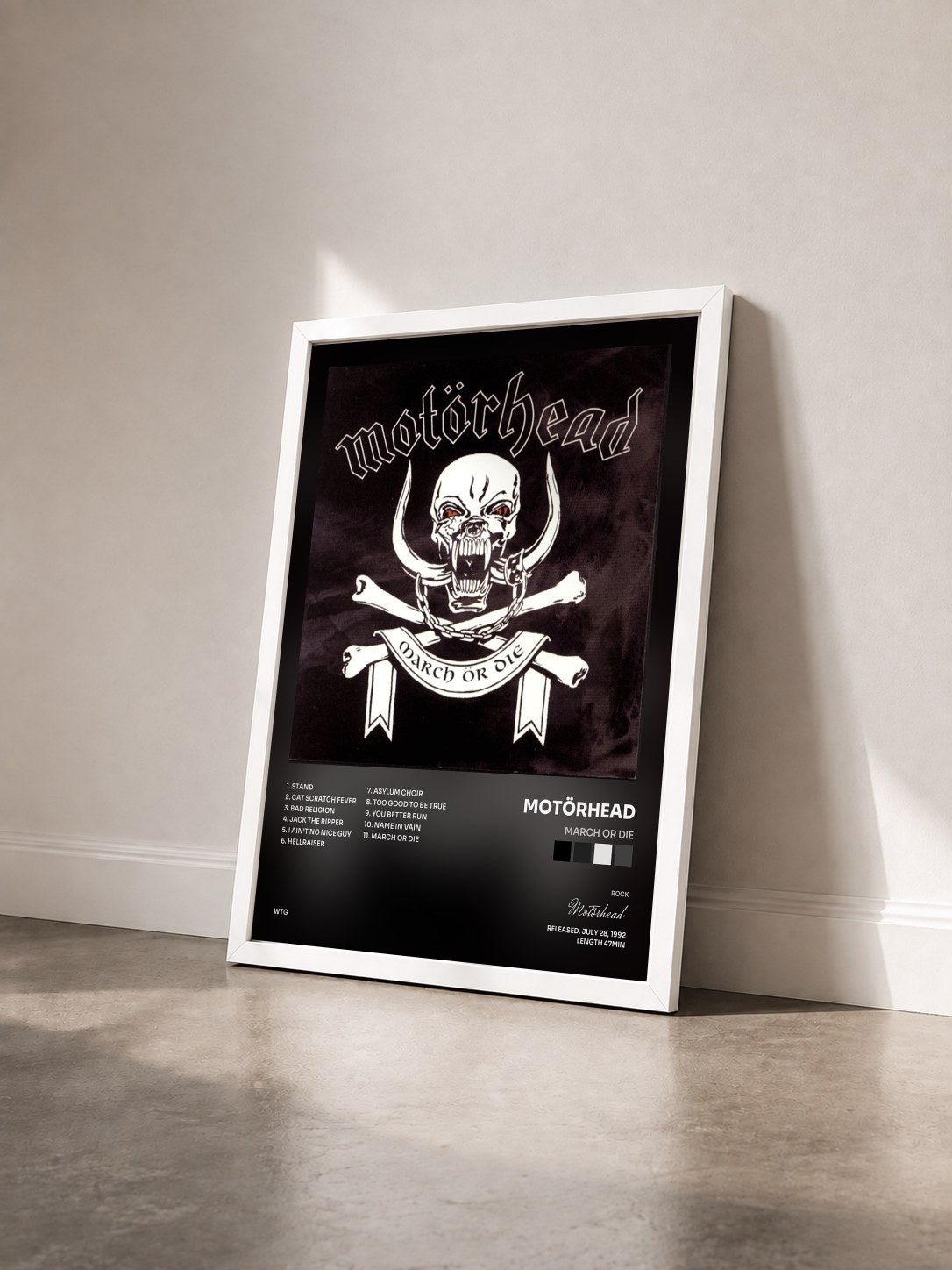 #blanc Tableau de l'album March Or Die de Motörhead vu de trois quarts, cadre blanc