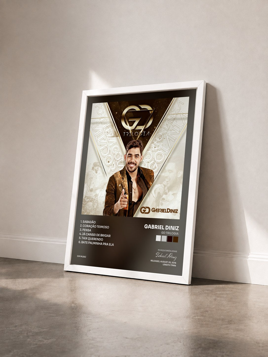 #blanc Tableau de l'album Gd Trilogia de Gabriel Diniz vu de trois quarts, cadre blanc