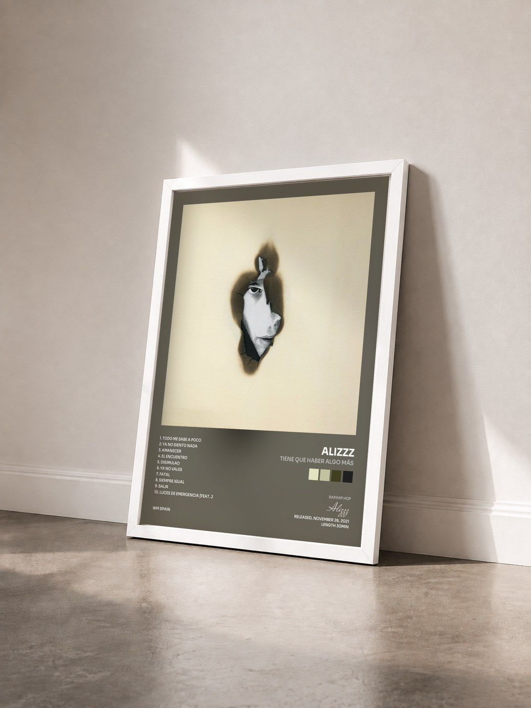 #blanc Tableau de l'album Tiene que haber algo más de Alizzz vu de trois quarts, cadre blanc