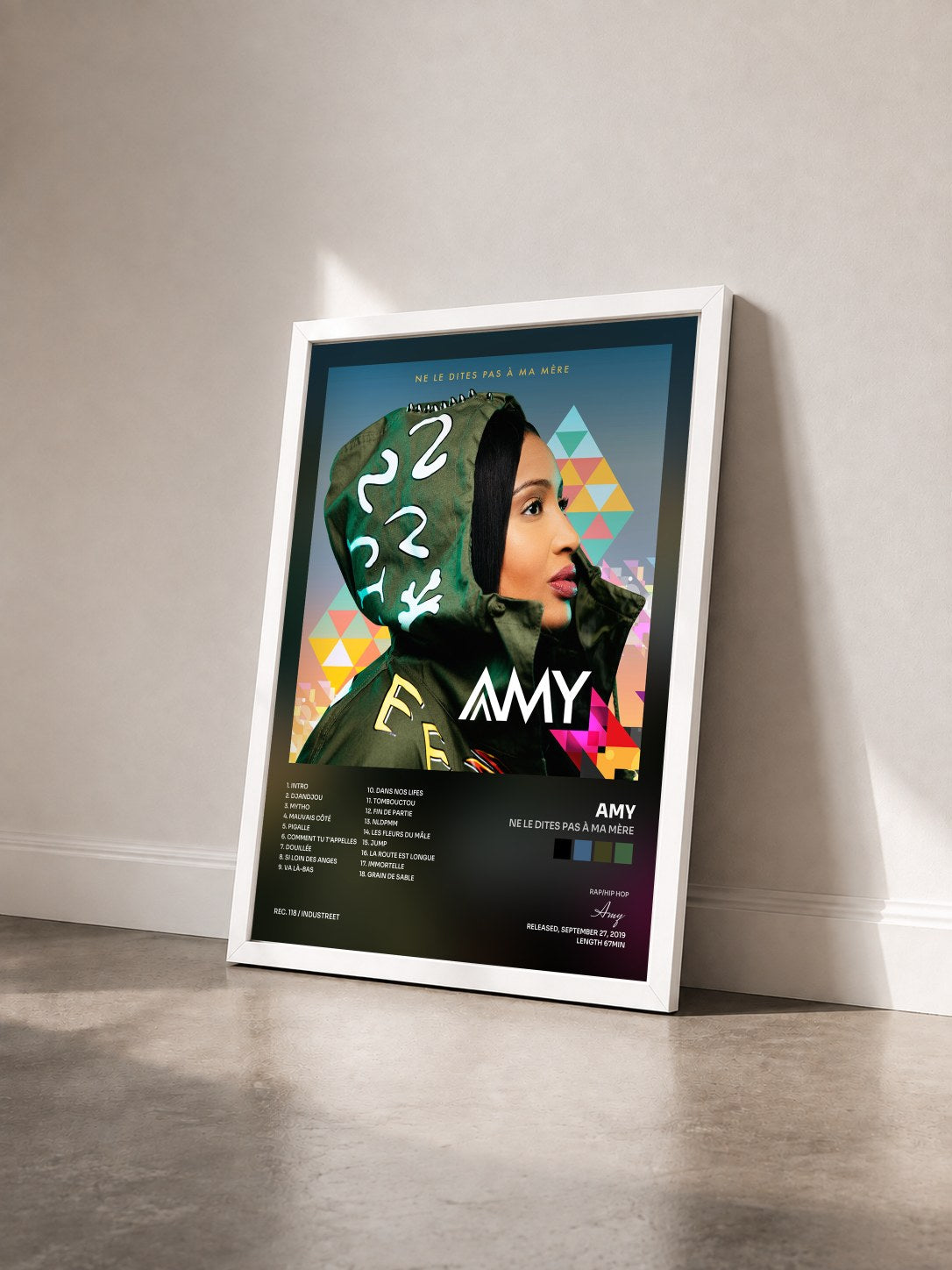 #blanc Tableau de l'album Ne le dites pas à ma mère de Amy vu de trois quarts, cadre blanc