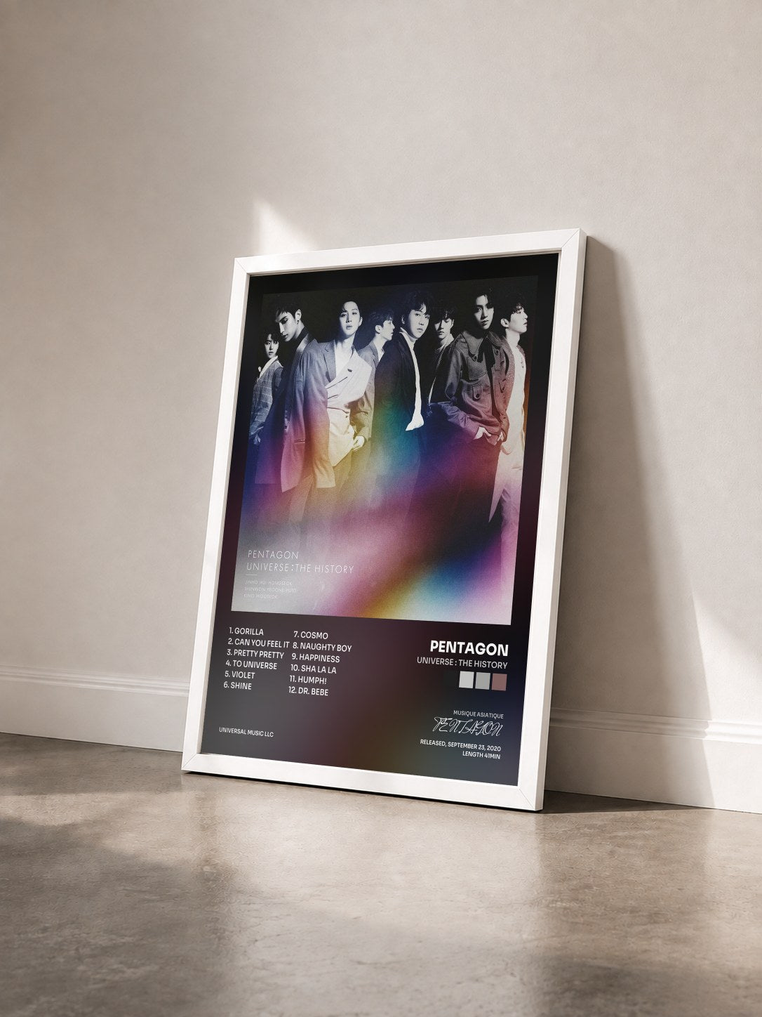 #blanc Tableau de l'album UNIVERSE : THE HISTORY de PENTAGON vu de trois quarts, cadre blanc