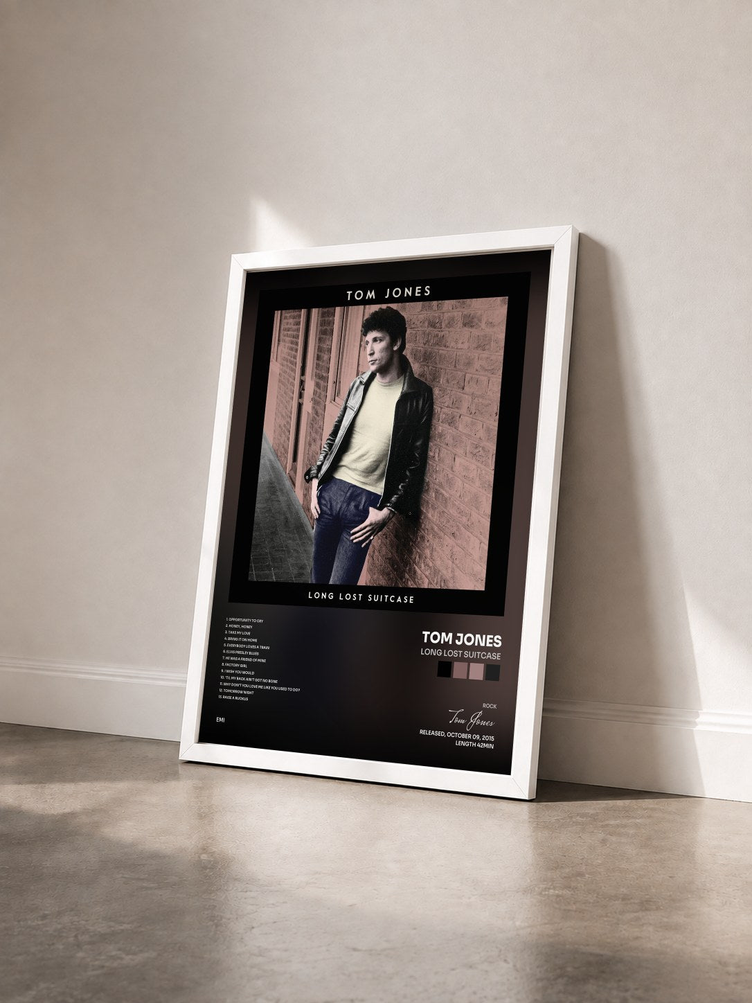 #blanc Tableau de l'album Long Lost Suitcase de Tom Jones vu de trois quarts, cadre blanc
