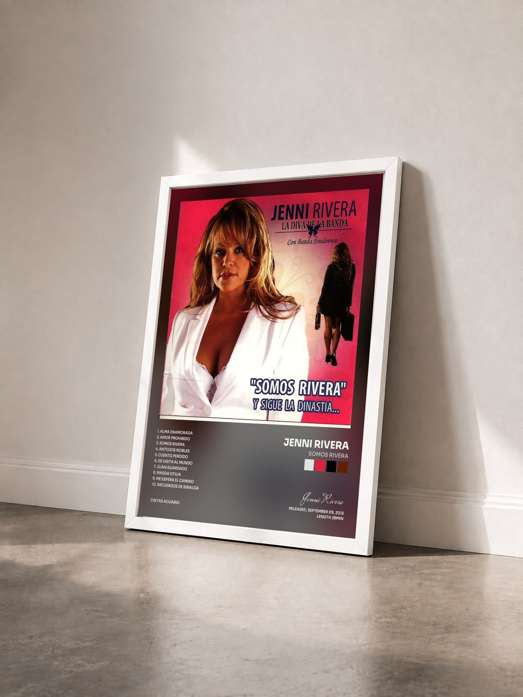 #blanc Somos Rivera von Jenni Rivera als gerahmter Kunstdruck von schräg gesehen, weißer Rahmen