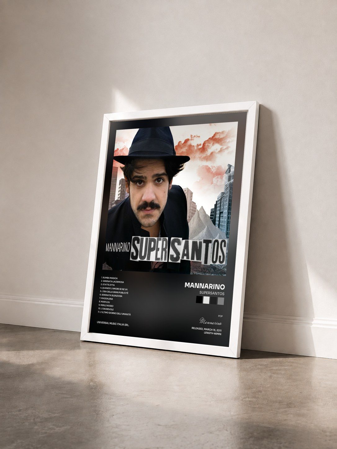 #blanc Tableau de l'album Supersantos de Mannarino vu de trois quarts, cadre blanc