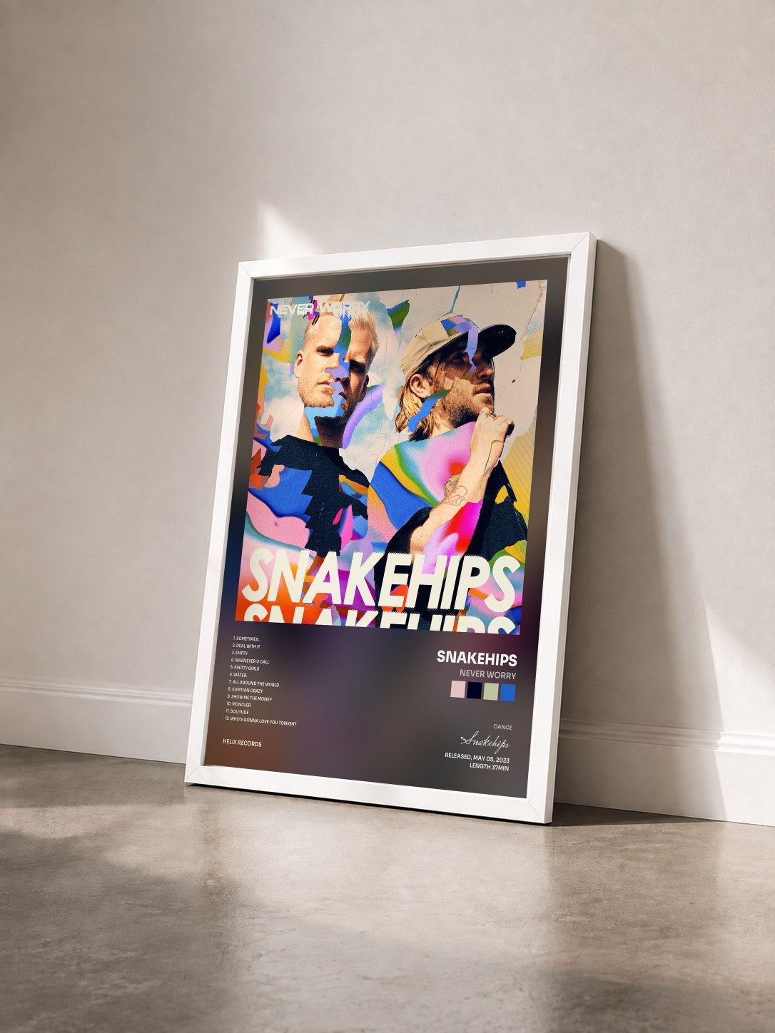 #blanc Tableau de l'album never worry de Snakehips vu de trois quarts, cadre blanc