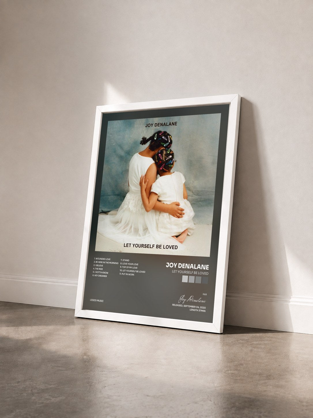 #blanc Tableau de l'album Let Yourself Be Loved de Joy Denalane vu de trois quarts, cadre blanc