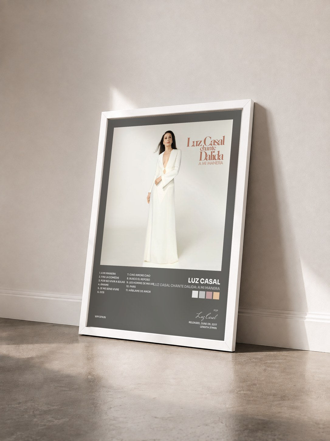 #blanc Tableau de l'album Luz Casal chante Dalida: A mi manera de Luz Casal vu de trois quarts, cadre blanc