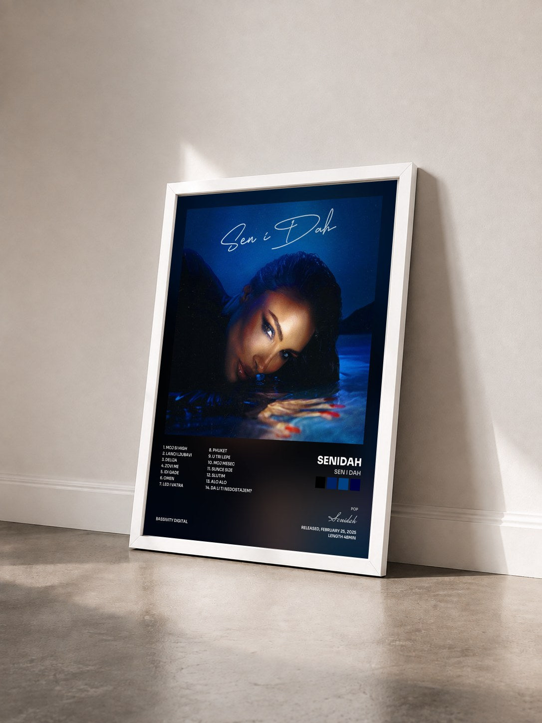 #blanc Tableau de l'album Sen i Dah de Senidah vu de trois quarts, cadre blanc