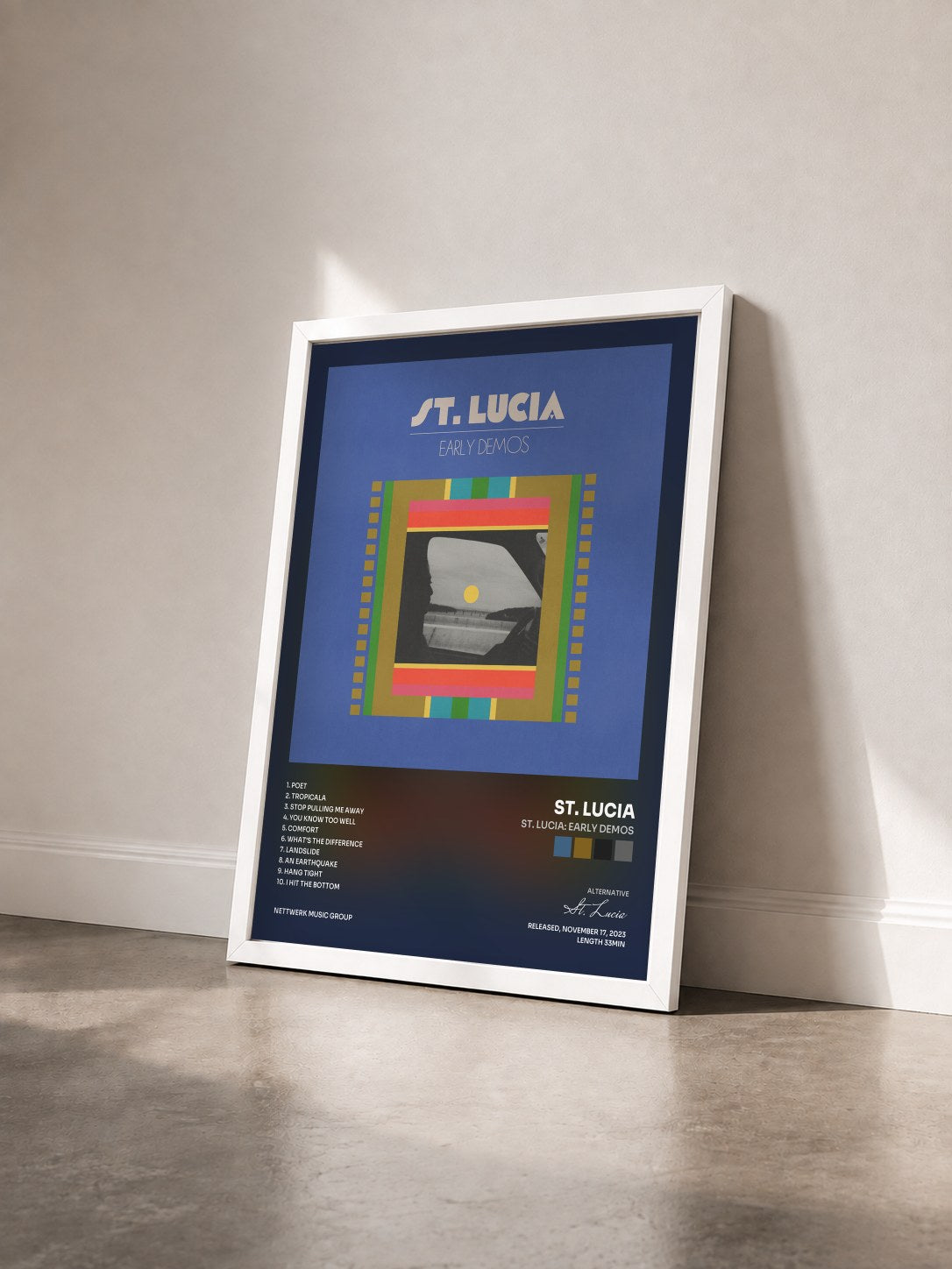 #blanc Tableau de l'album St. Lucia: Early Demos de St. Lucia vu de trois quarts, cadre blanc