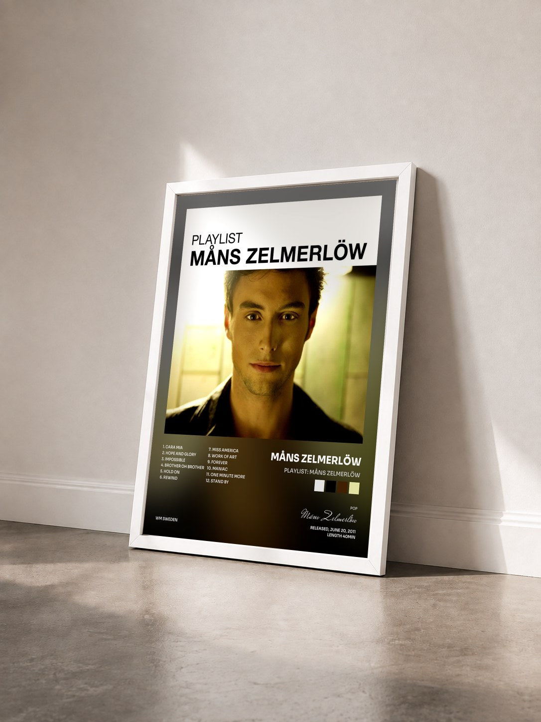 #blanc Tableau de l'album Playlist: Måns Zelmerlöw de Måns Zelmerlöw vu de trois quarts, cadre blanc