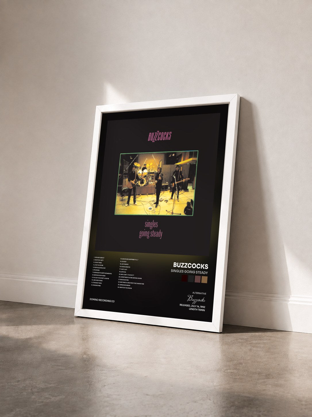 #blanc Tableau de l'album Singles Going Steady de Buzzcocks vu de trois quarts, cadre blanc
