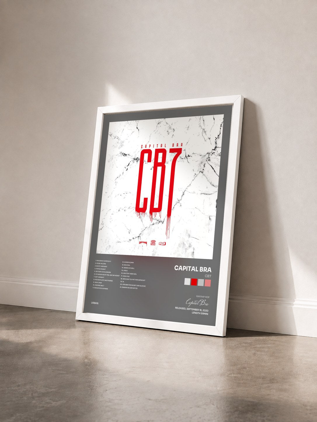 #blanc Tableau de l'album CB7 de Capital Bra vu de trois quarts, cadre blanc