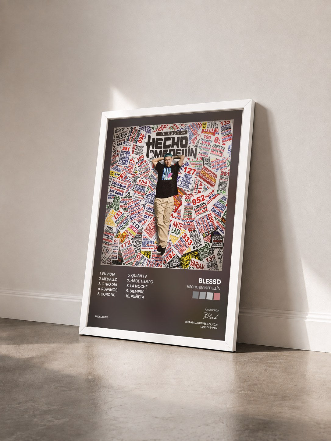 #blanc Tableau de l'album Hecho En Medellín de Blessd vu de trois quarts, cadre blanc