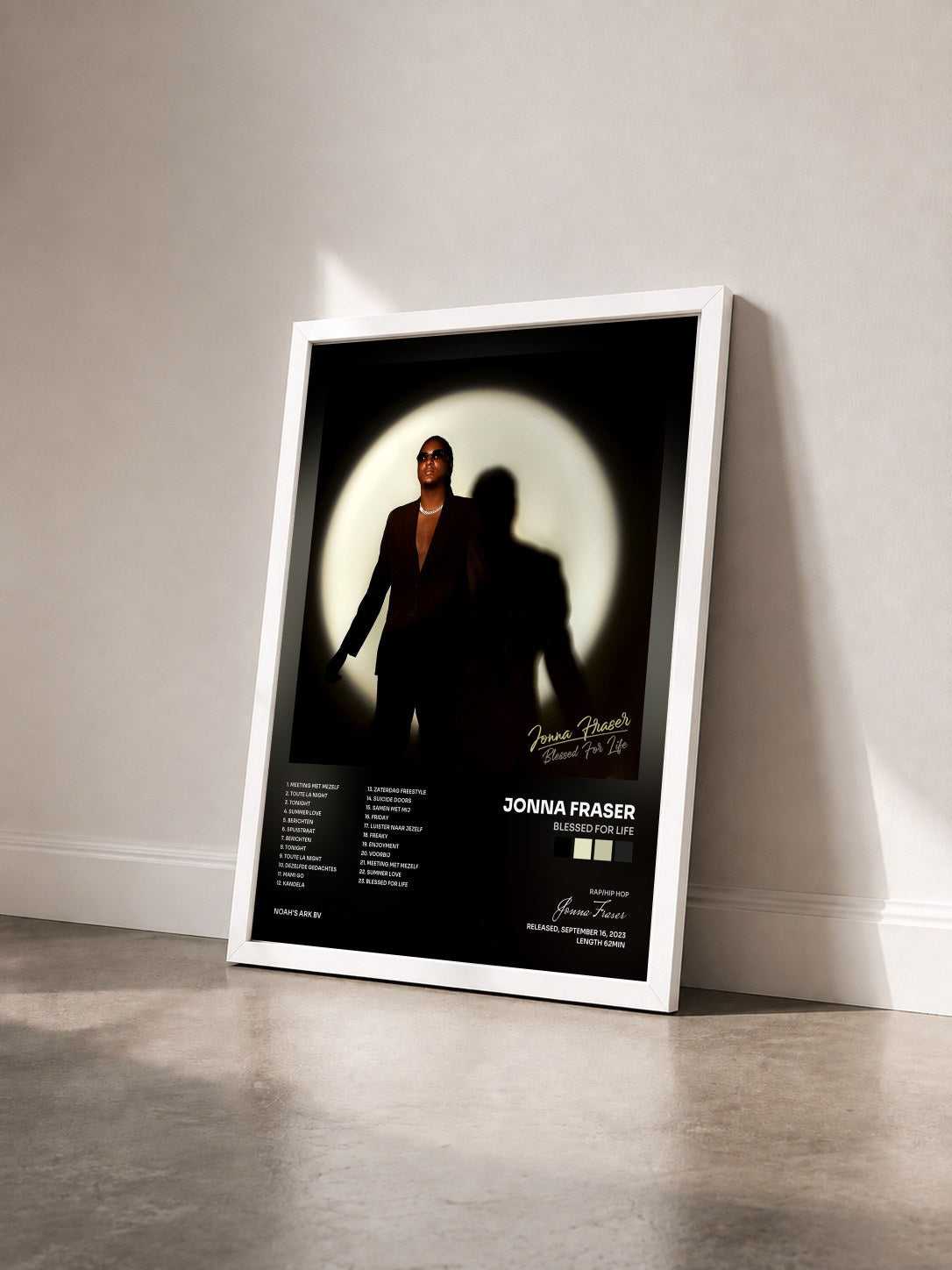 #blanc Tableau de l'album Blessed For Life de Jonna Fraser vu de trois quarts, cadre blanc