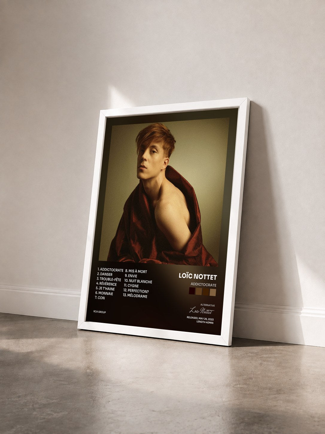 #blanc Tableau de l'album Addictocrate de Loïc Nottet vu de trois quarts, cadre blanc