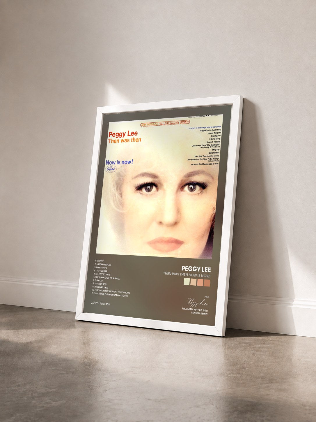 #blanc Tableau de l'album Then Was Then Now Is Now! de Peggy Lee vu de trois quarts, cadre blanc