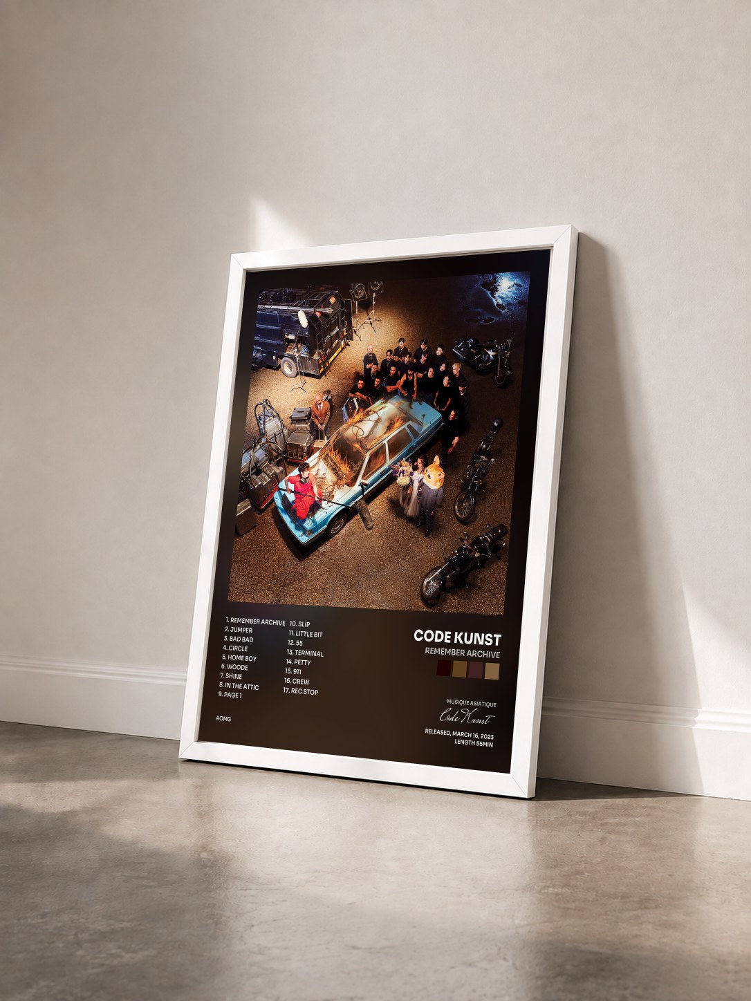 #blanc Tableau de l'album Remember Archive de Code Kunst vu de trois quarts, cadre blanc