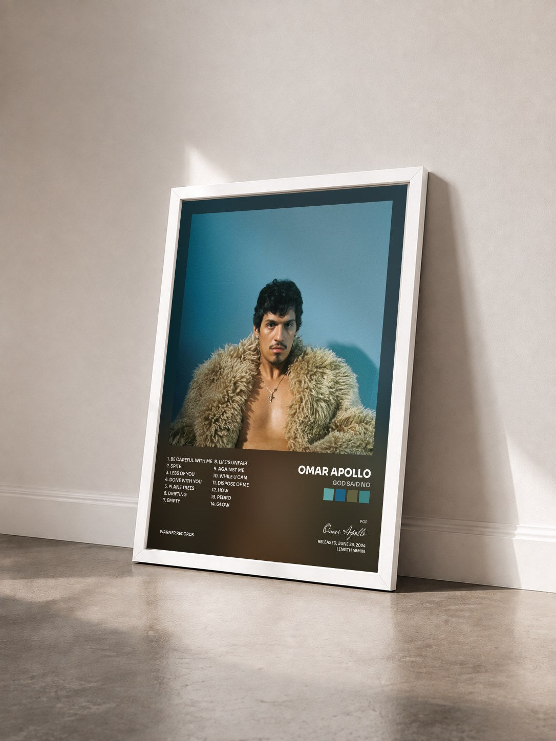 #blanc Tableau de l'album God Said No de Omar Apollo vu de trois quarts, cadre blanc